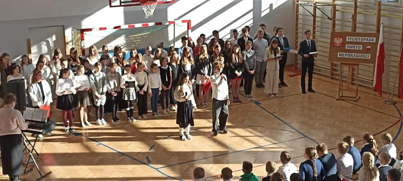 Szkoła do hymnu oraz Narodowe Święto Niepodległości